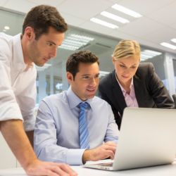 Gemeinsam an einem Laptop arbeiten