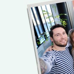 Auszubildende machen ein Selfie.