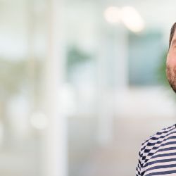 Auszubildender am Arbeitsplatz.