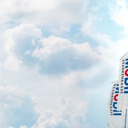 Mobil Krankenkasse Flaggen wehen im Wind.
