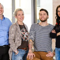 Mitarbeiterinnen und Mitarbeiter der Mobil Krankenkasse stehen beieinander.