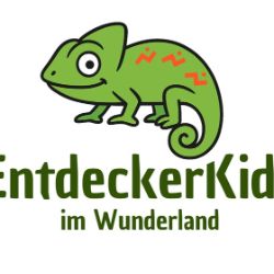 Ein Chamäleon auf dem Schriftzug EntdeckerKids im Wunderland.