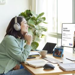 Junge Frau nimmt an Online-Seminar teil. 