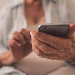 Ältere Frau nutzt Handy