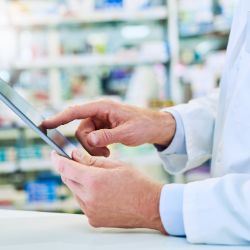 Apotheker prüft e-Rezept. 