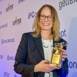 Tanja Euhus hält Trophäe