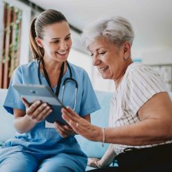 Schlaganfallpatientin, bei der Bedarf einer ambulanten interdisziplinären Versorgung besteht.