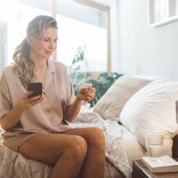 Frau in den Wechseljahren nutzt digitales Gesundheitsprogramm von FEMNA Care.