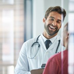 Arzt und Patient im Gespraech