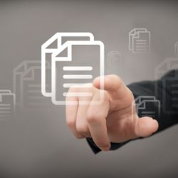 Eine Hand tippt mit dem Zeigefinger auf eine virtuell dargestellte Akte.