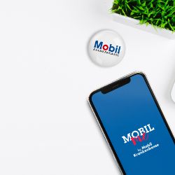 Briefumschlag, Smartphone und Laptop im Design der Mobil Krankenkasse.