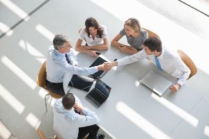 Vertragspartner geben sich die Hände