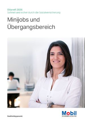 Eine Frau steht mit verschränkten Armen und lächelt in die Kamera.