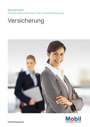 Eine Frau im Vordergrund lächelt, im Hintergrund hält eine Frau einen Laptop in der Hand.