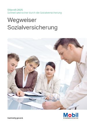 Eine Gruppe von vier Menschen schaut auf Unterlagen auf einem Tisch.