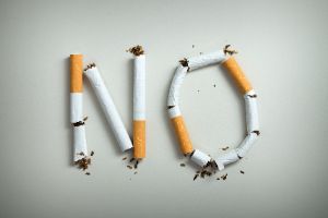 Das Wort No mit Zigaretten gelegt.