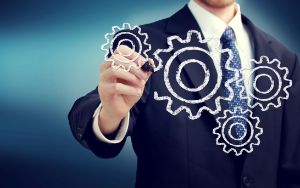 Mann malt Zahnräder.