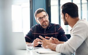 Zwei Männer im persönlichen Gespräch.