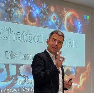Dr. Wolfgang König hält einen Vortrag.