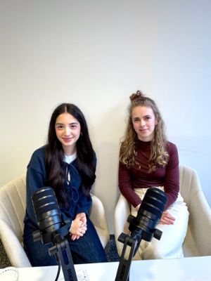 Auslernerin und Personalerin lächeln vor Microphone in die Kamera