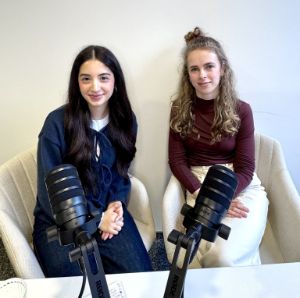 Auslernerin und Personalerin lächeln vor Microphone in die Kamera