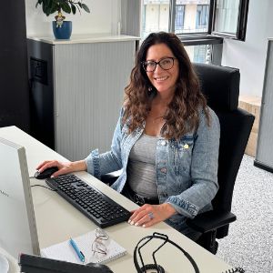 Unsere Kollegin nutzt die Bildschirmarbeitsplatzbrille.