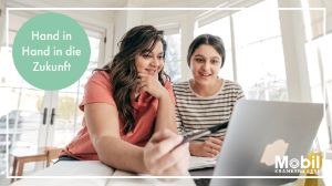 Mutter und Tochter recherchieren am PC.