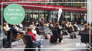 Auszubildende werden im Atrium in Hamburg begrüßt.