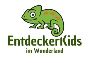 Ein Chamäleon auf dem Schriftzug EntdeckerKids im Wunderland.