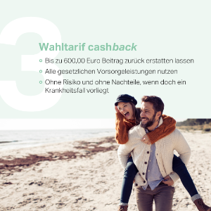 Paar spaziert huckepack am Strand entlang.