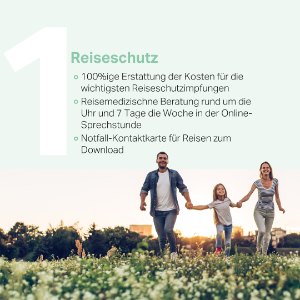 Familie spaziert entspannt im Urlaub.