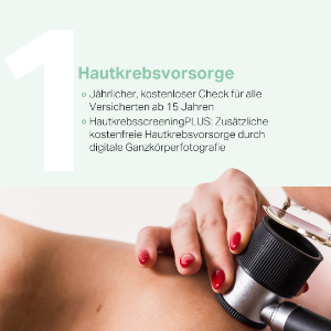 Hautärztin screent Haut der Patientin.