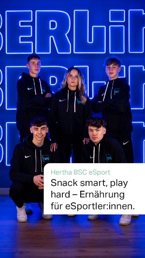 Hertha BSC eSport "Snack smart, play hard – Ernährung für eSportler:innen": Fünf eSportler:innen vor einer Neonwand posieren für das Foto.