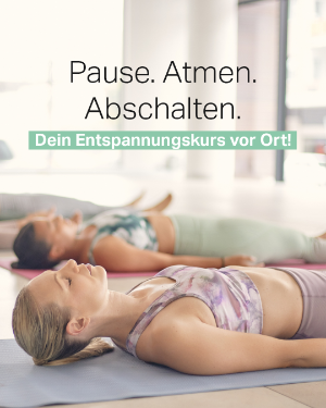 Zwei Frauen liegen während einer progressiven Muskelentspannung auf dem Boden. 