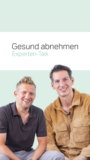 Gesund abnehmen: Experten-Talk. Dr. Jan-Philipp Albersmeier und Sportexperte Nils Goerke lächeln gemeinsam in die Kamera.