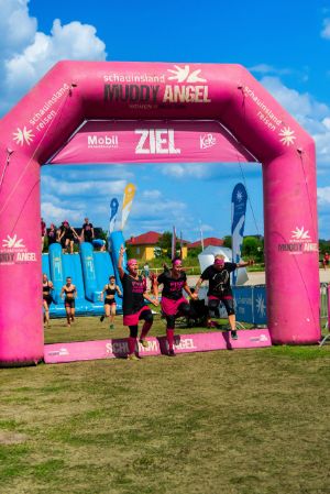Zielbogen beim Muddy Angel Run in Berlin. 