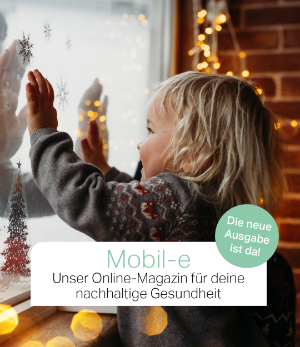 Mobil-e 04/25: Unser Online-Magazin für deine nachhaltige Gesundheit. Die neue Ausgabe ist da! "Ein Kind hält die Hände an eine Fensterscheibe und strahlt. Draußen liegt Schnee und es ist weihnachtlich dekoriert". 