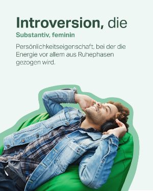 Mythen vs. Fakten: Introversion, die Substantiv, feminin: Persönlichkeitsmerkmal, bei der die Energie vor allem aus Ruhephasen gezogen wird. "Ein junger Mann liegt auf einem Sitzsack mit Kopfhörern und Lächelt."