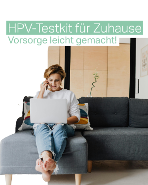 Frau sitzt auf einem Sofa mit ihrem Laptop auf dem Schoß.