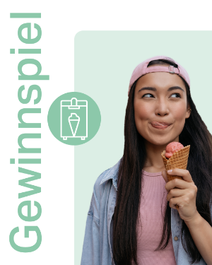 Frau hält eine Eiswaffel in ihrer Hand.