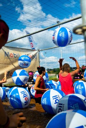 Mobil Krankenkasse Poolparty Hindernis beim schauinsland Muddy Angel Run. 