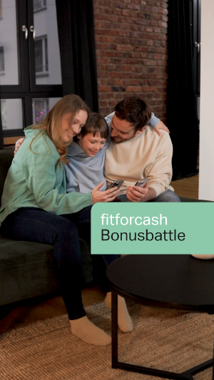 Bonusbattle fitforcash: eine Familie (Miutter, Vater, Kind) sitzt zusammen auf dem Sofa und sie schauen gemeinsam lächelnd auf zwei Handys. 
