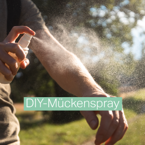 DIY-Mückenspray: ein Mann sprüht Mückenspray auf seinen Arm.