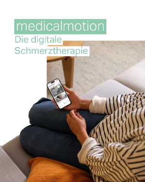 Frau sitzt mit Handy in der Hand auf einem Sofa. 