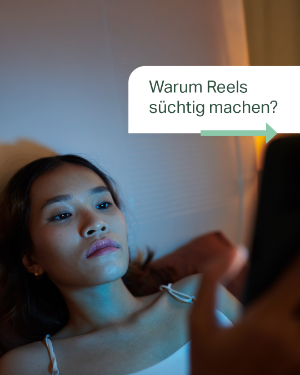 Junge Frau scrollt nachts durch einen Reels-Feed.