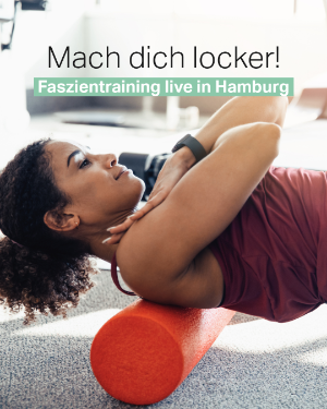 Frau mit Faszienrolle. 