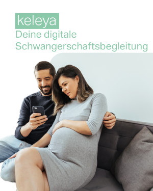 Schwangere Frau sitzt auf einem Sofa, neben ihr, ihr Mann am Handy. 