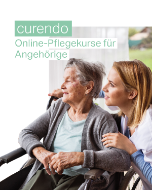 Curendo – Online-Pflegekurse für Angehörige: Eine junge Pflegerin guckt mit einer älteren Frau im Rollstuhl aus dem Fenster.