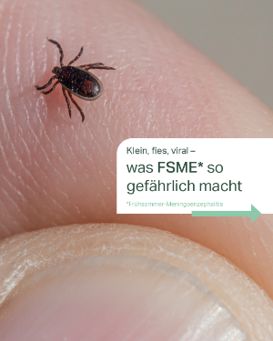 Zecke in Nahaufnahme auf dem Finger.