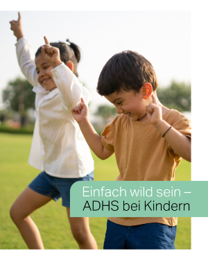 Kinder sind draußen wild beim Spielen.